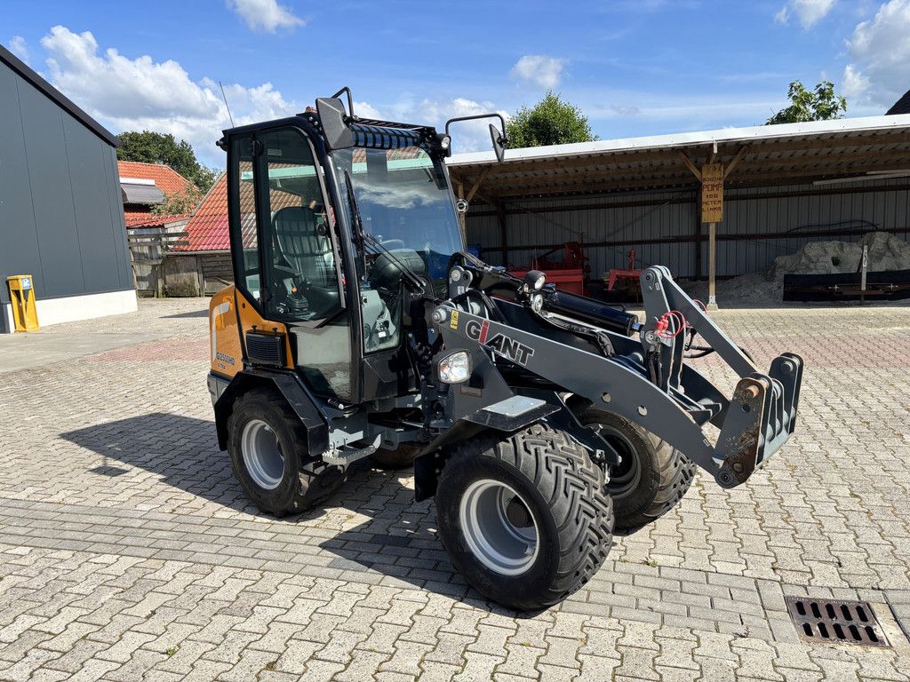 Giant G2500HD X-TRA. Bak en Lepels, Vol cabine, 208 uur.