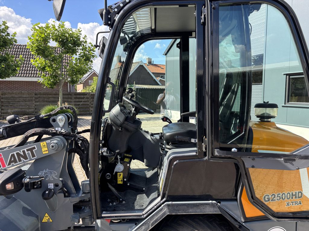 Giant G2500HD X-TRA. Bak en Lepels, Vol cabine, 208 uur.