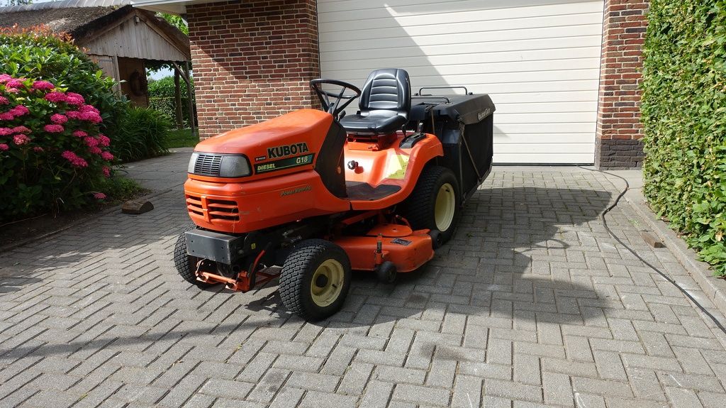 Kubota G18 Zitmaaier met opvangbak