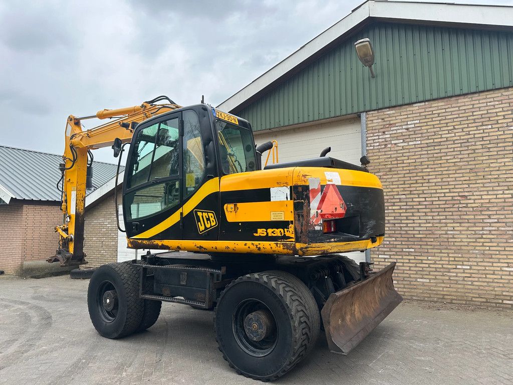 JCB JS130W