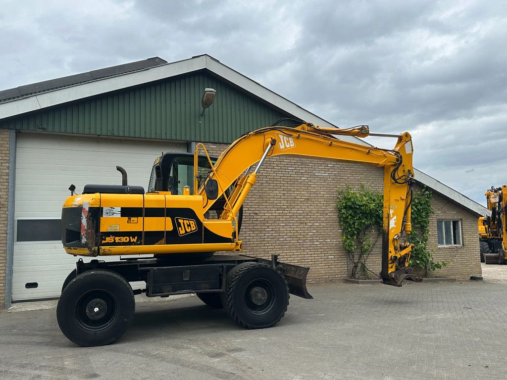 JCB JS130W