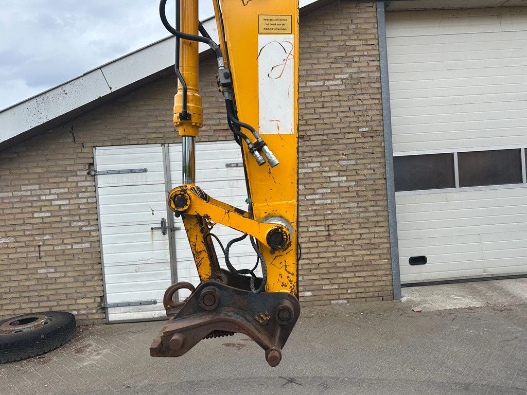 JCB JS130W