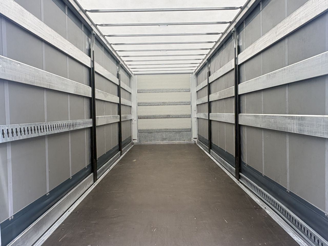 Be oplegger Bunk schuifzielen 7 ton met laadklep 1500 kg