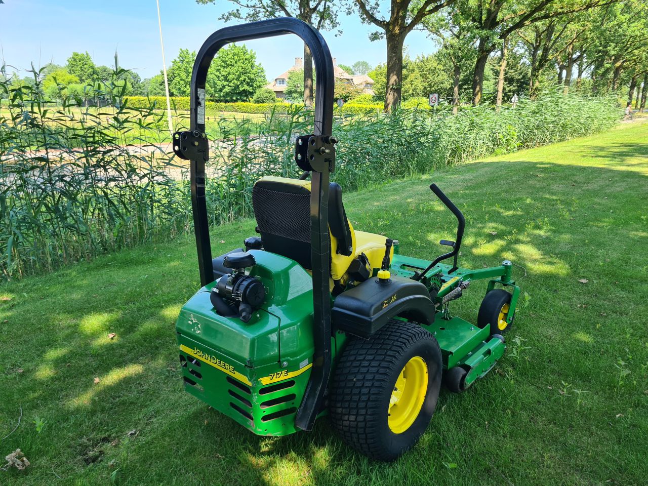 John Deere Ztrak 717 E zero turn zitmaaier mulch maaier.