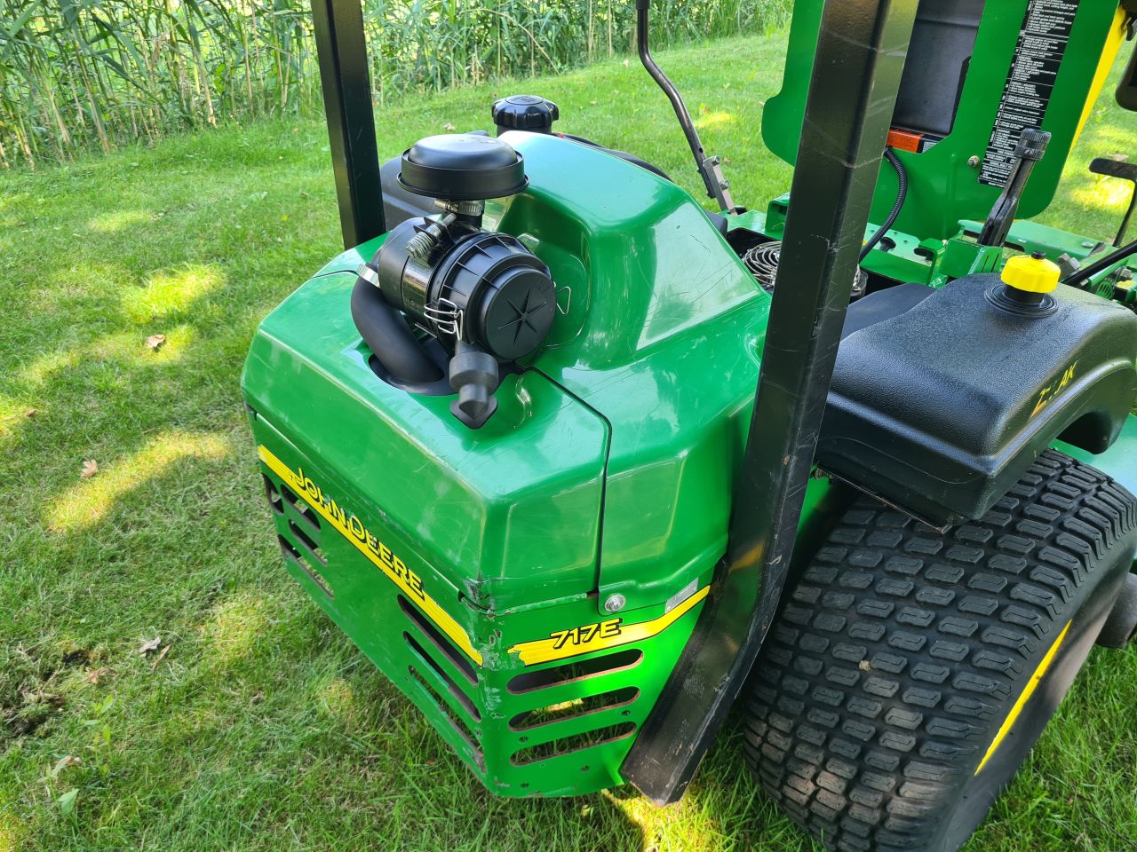 John Deere Ztrak 717 E zero turn zitmaaier mulch maaier.