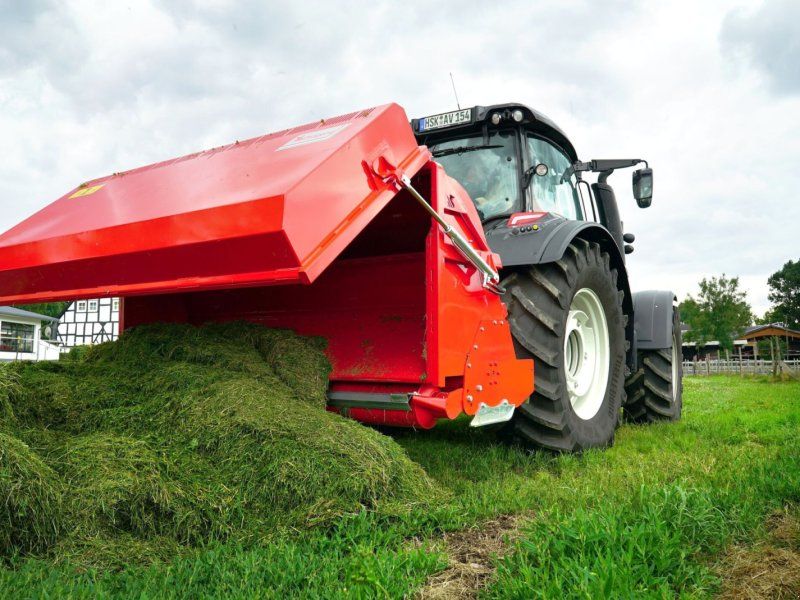 DRAGONE AB 200 /Schlegel mit Sammelbehälter für Traktor-