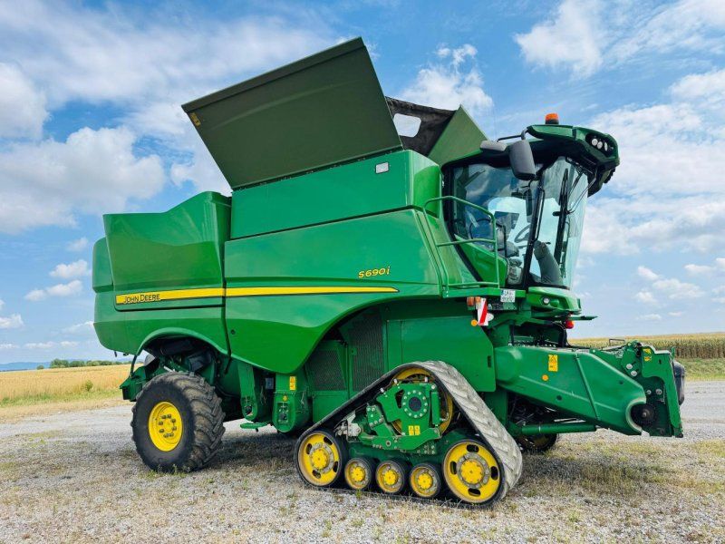 John Deere S690i
