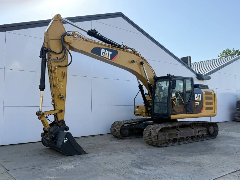 CAT 323FL - New Bucket / Hammer Lines / Camera