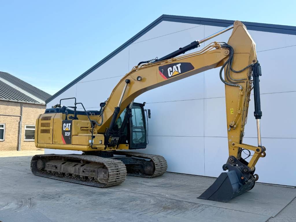 CAT 323FL - New Bucket / Hammer Lines / Camera