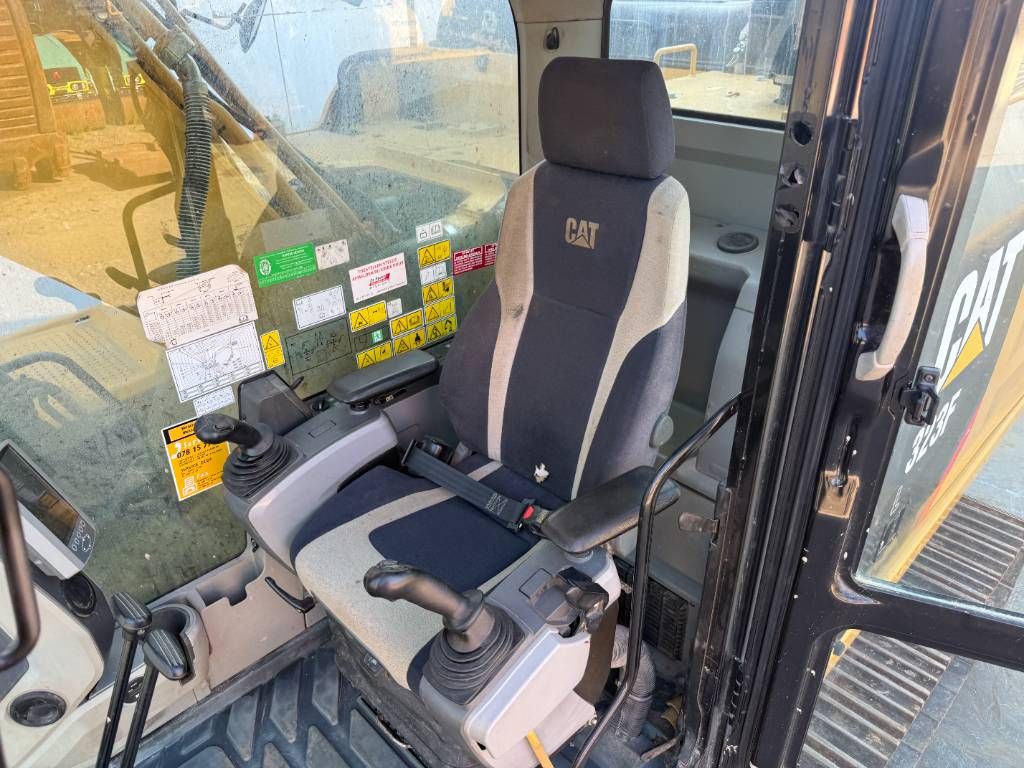 CAT 323FL - New Bucket / Hammer Lines / Camera
