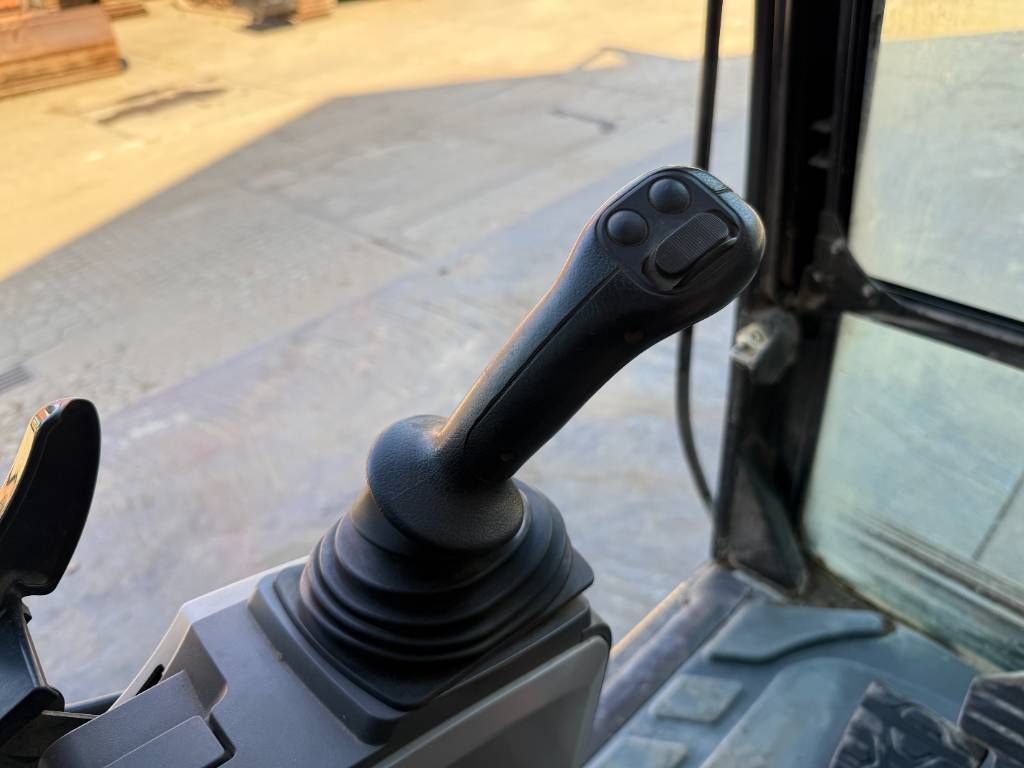 CAT 323FL - New Bucket / Hammer Lines / Camera
