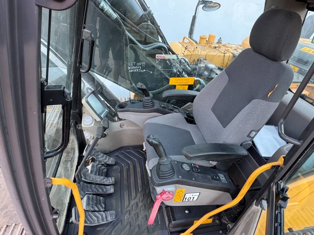Volvo EC180DL - Triple Boom / Hammer Lines