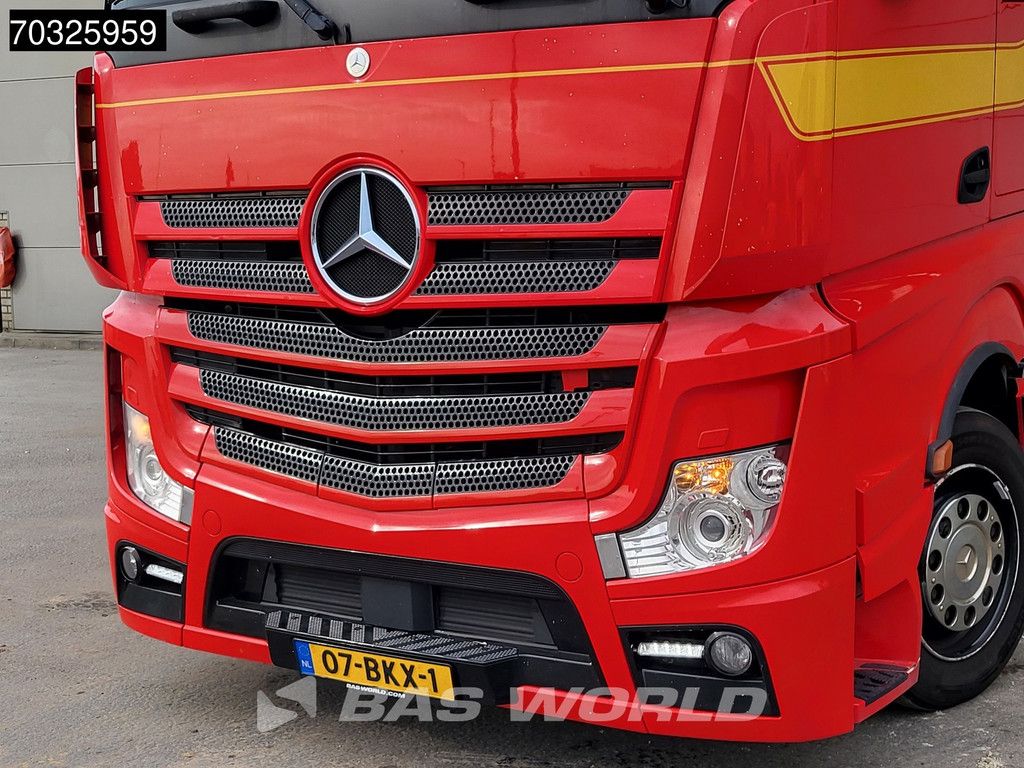 Mercedes Actros Actros 1842 4X2 StreamSpace Mega NL-Truck 2x Tanks Hebesattel Standklima ACC Navi