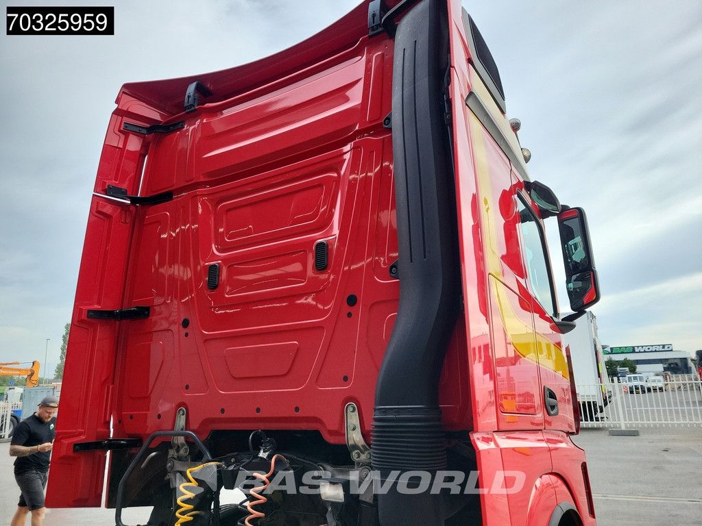 Mercedes Actros Actros 1842 4X2 StreamSpace Mega NL-Truck 2x Tanks Hebesattel Standklima ACC Navi