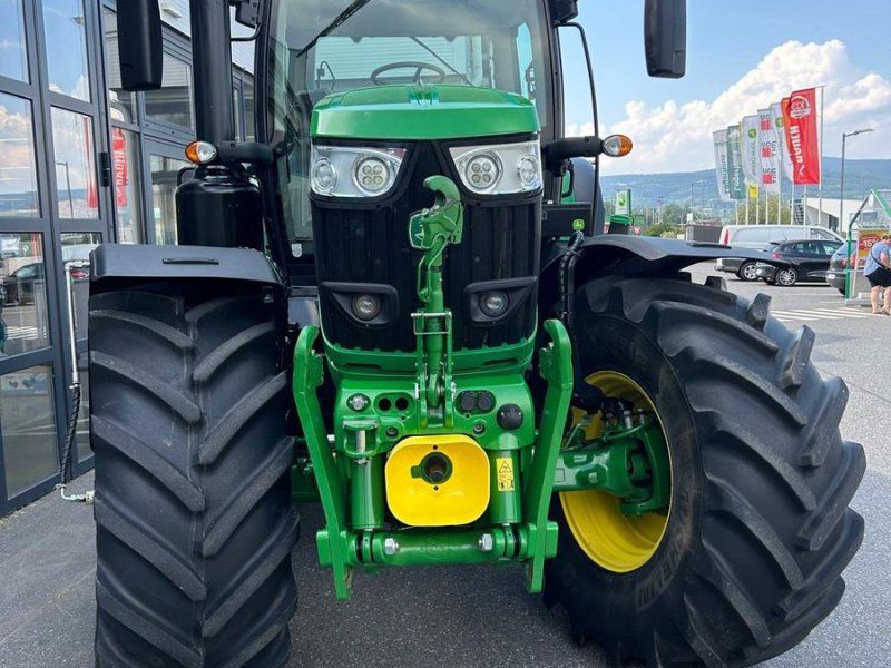 John Deere 6215R