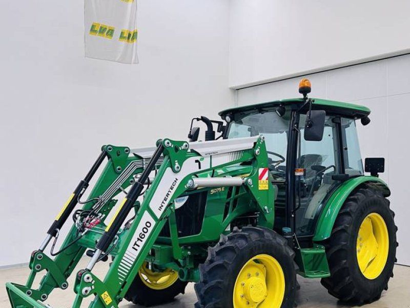 John Deere 5075E