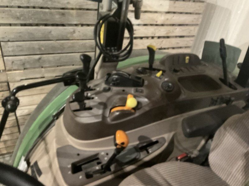 John Deere 5820