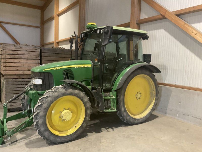 John Deere 5820