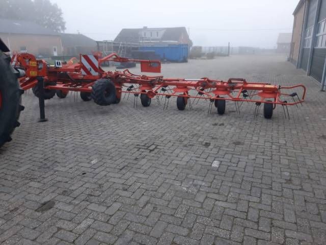 Kuhn Schuder Met 8 poten