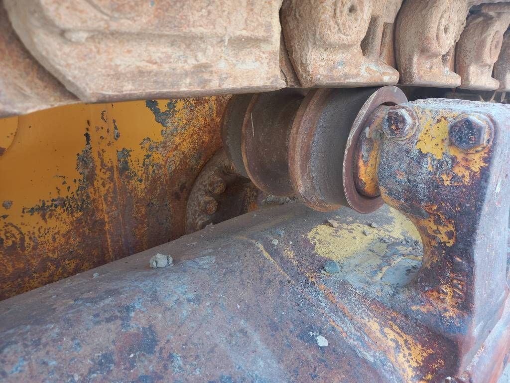 Komatsu D155A-6R (4pcs available for sale in Abu Dhabi)