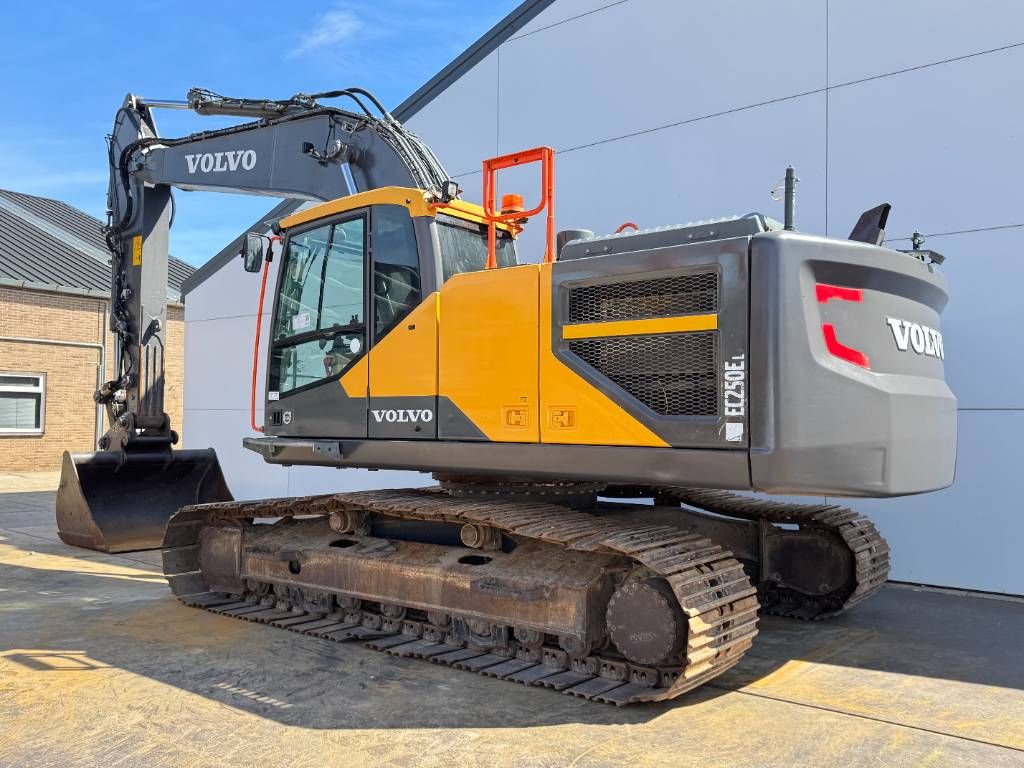 Volvo EC250EL - Hammer Lines / Quick Coupler