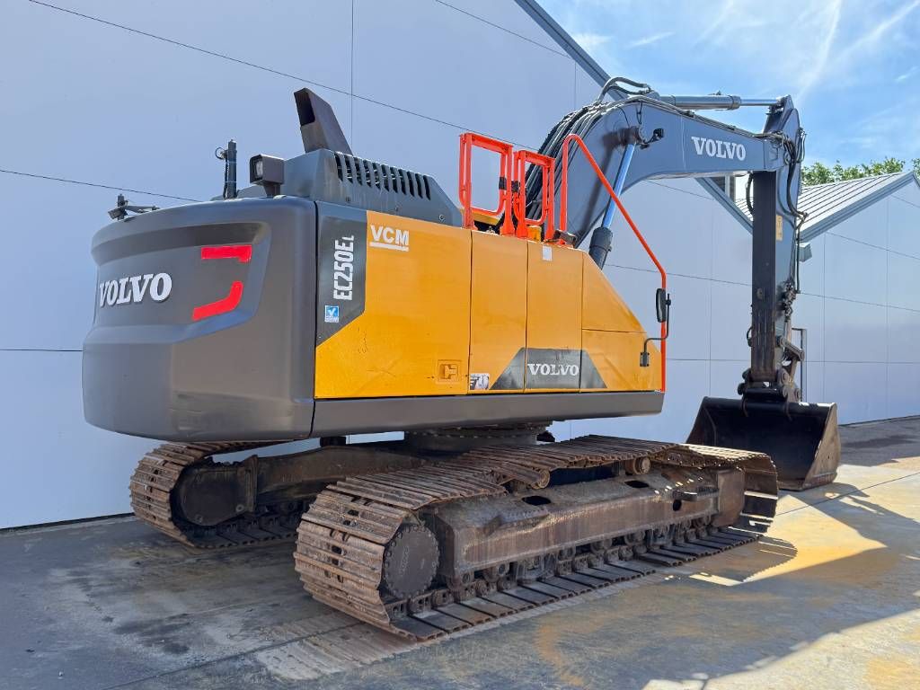 Volvo EC250EL - Hammer Lines / Quick Coupler