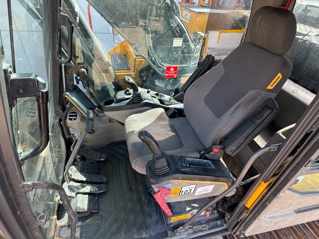 Volvo EC250EL - Hammer Lines / Quick Coupler