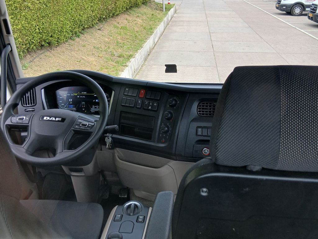 DAF XB 210 trekker / semi-dieplader oplegger 10,5 m.