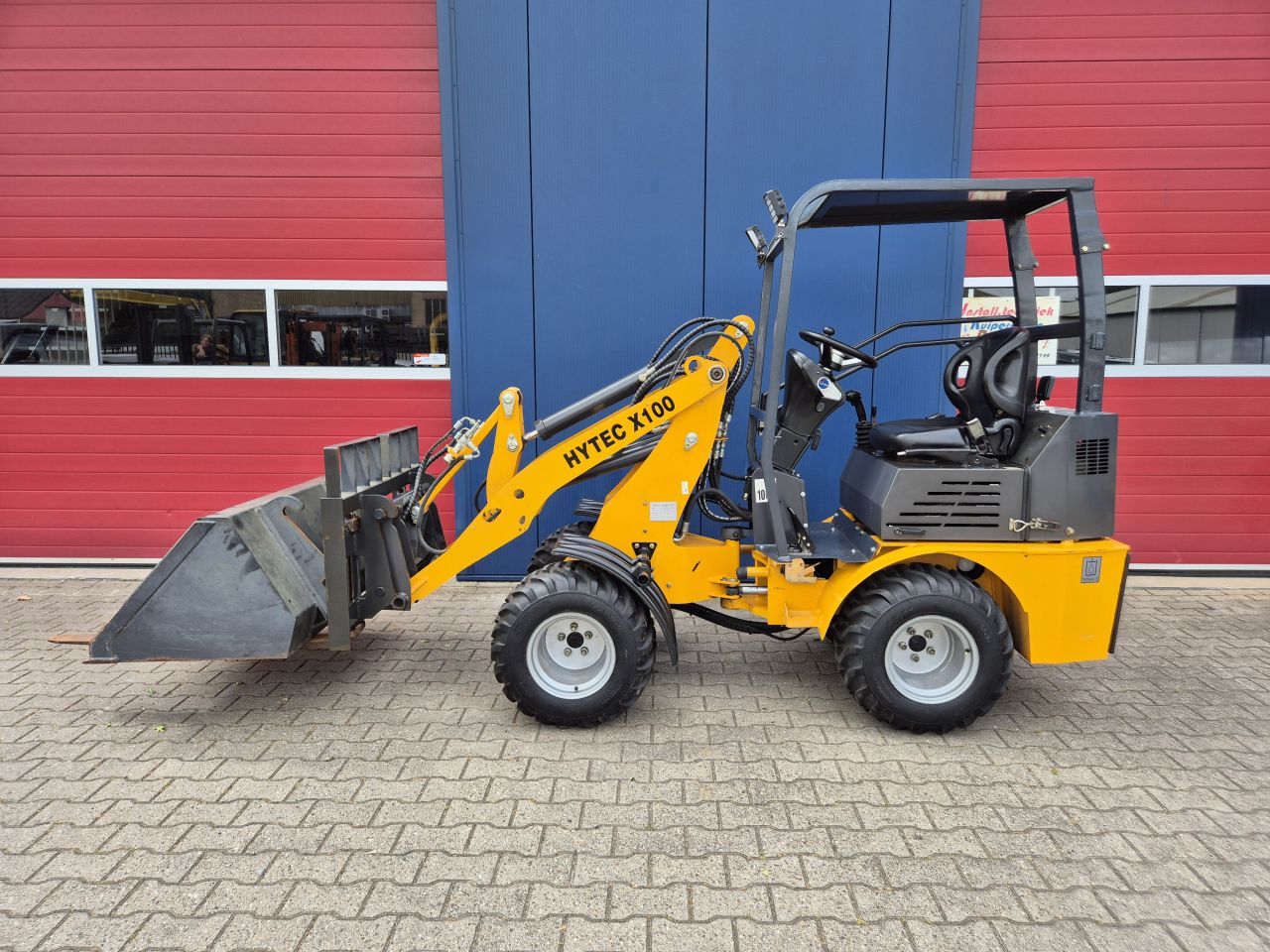 HYTEC X100 SHOVEL PERKINS MOTOR SLECHTS 153 UUR BJ 2021