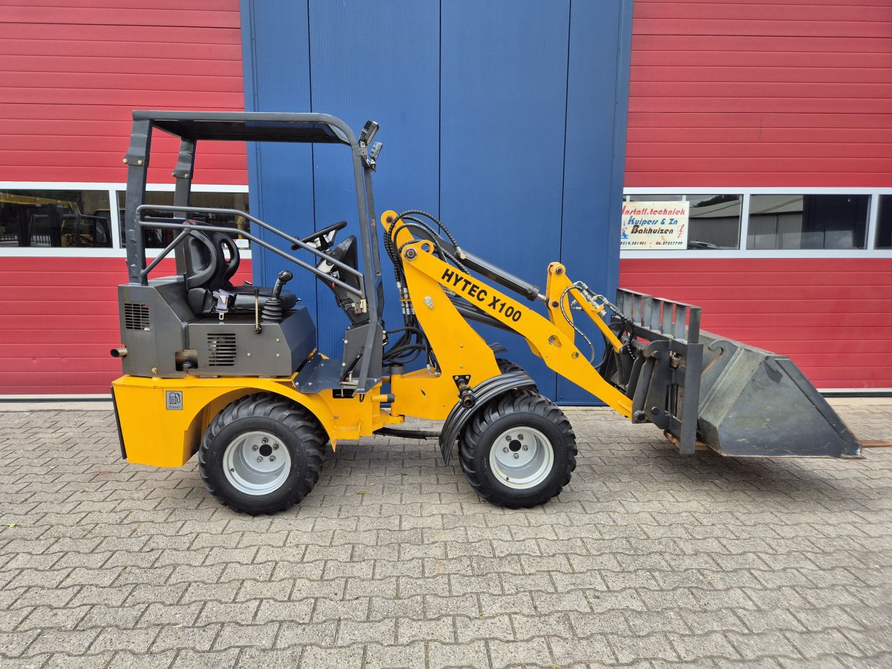 HYTEC X100 SHOVEL PERKINS MOTOR SLECHTS 153 UUR BJ 2021