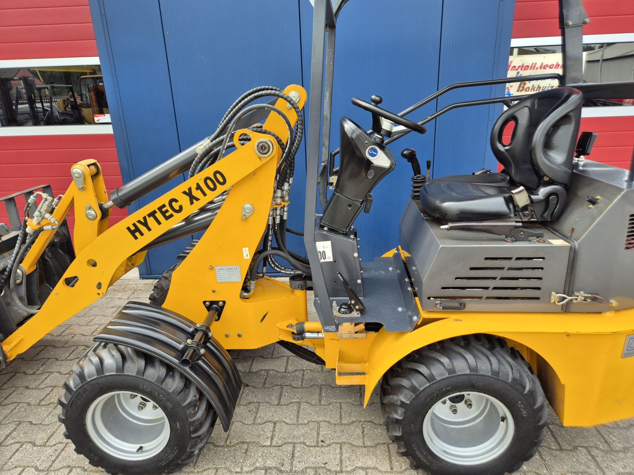 HYTEC X100 SHOVEL PERKINS MOTOR SLECHTS 153 UUR BJ 2021