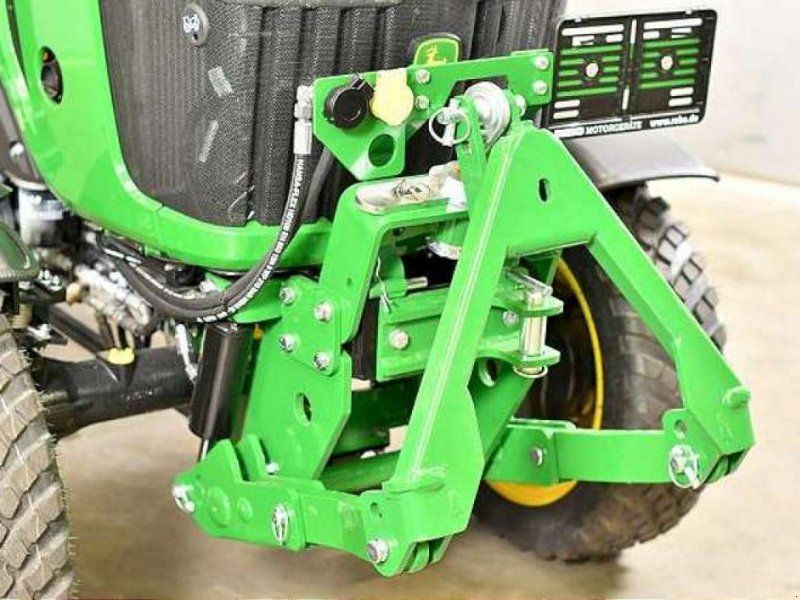 John Deere 2032R TRAKTOR
