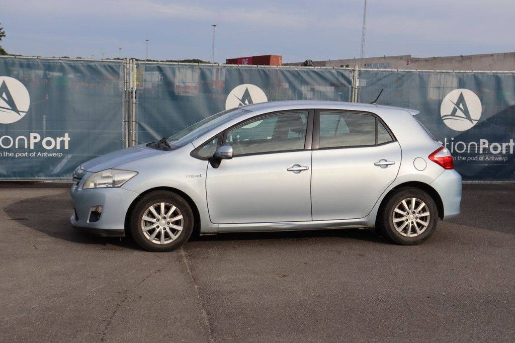 Passenger car Toyota Auris Petrol-Hybrid 99hp 2011 (Margin)