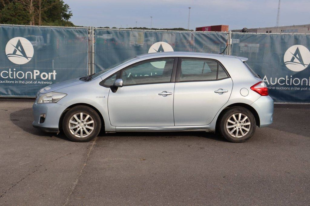 Passenger car Toyota Auris Petrol-Hybrid 99hp 2011 (Margin)