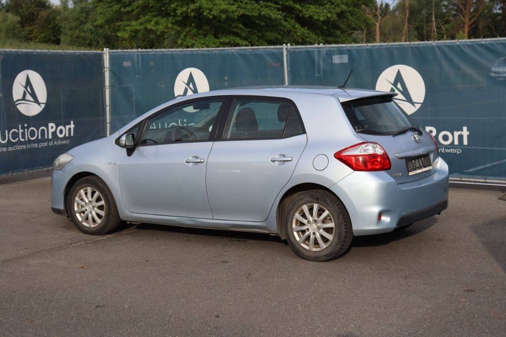 Passenger car Toyota Auris Petrol-Hybrid 99hp 2011 (Margin)