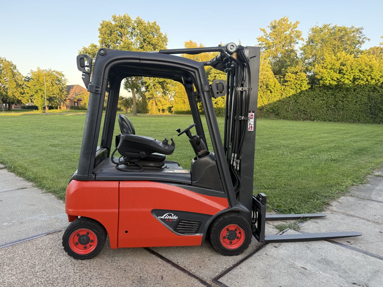 Linde 1600KG elektrisch triplo mast freelift Sideshift BJ2018