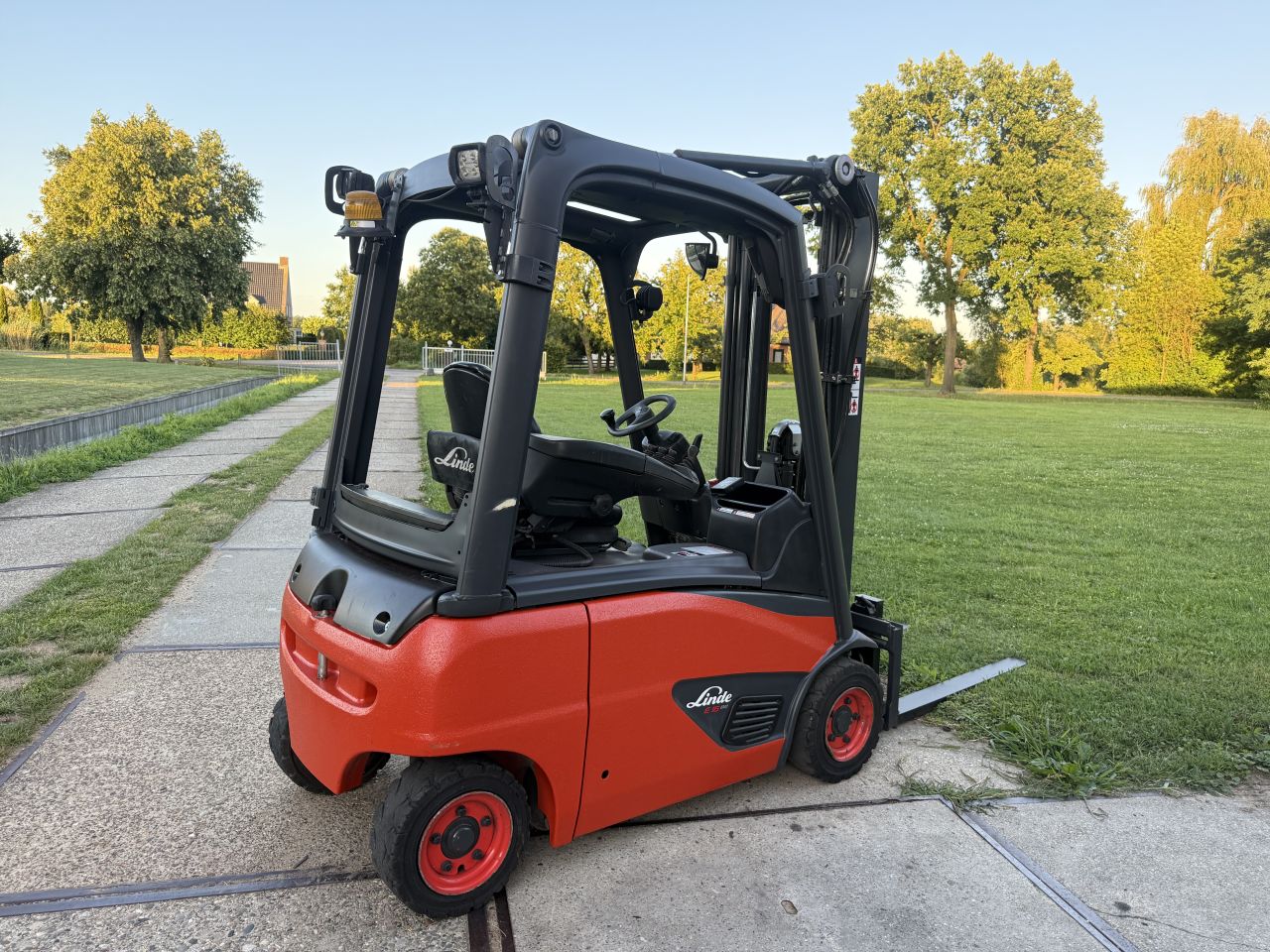 Linde 1600KG elektrisch triplo mast freelift Sideshift BJ2018