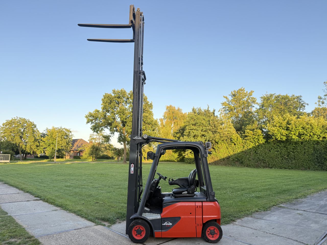 Linde 1600KG elektrisch triplo mast freelift Sideshift BJ2018