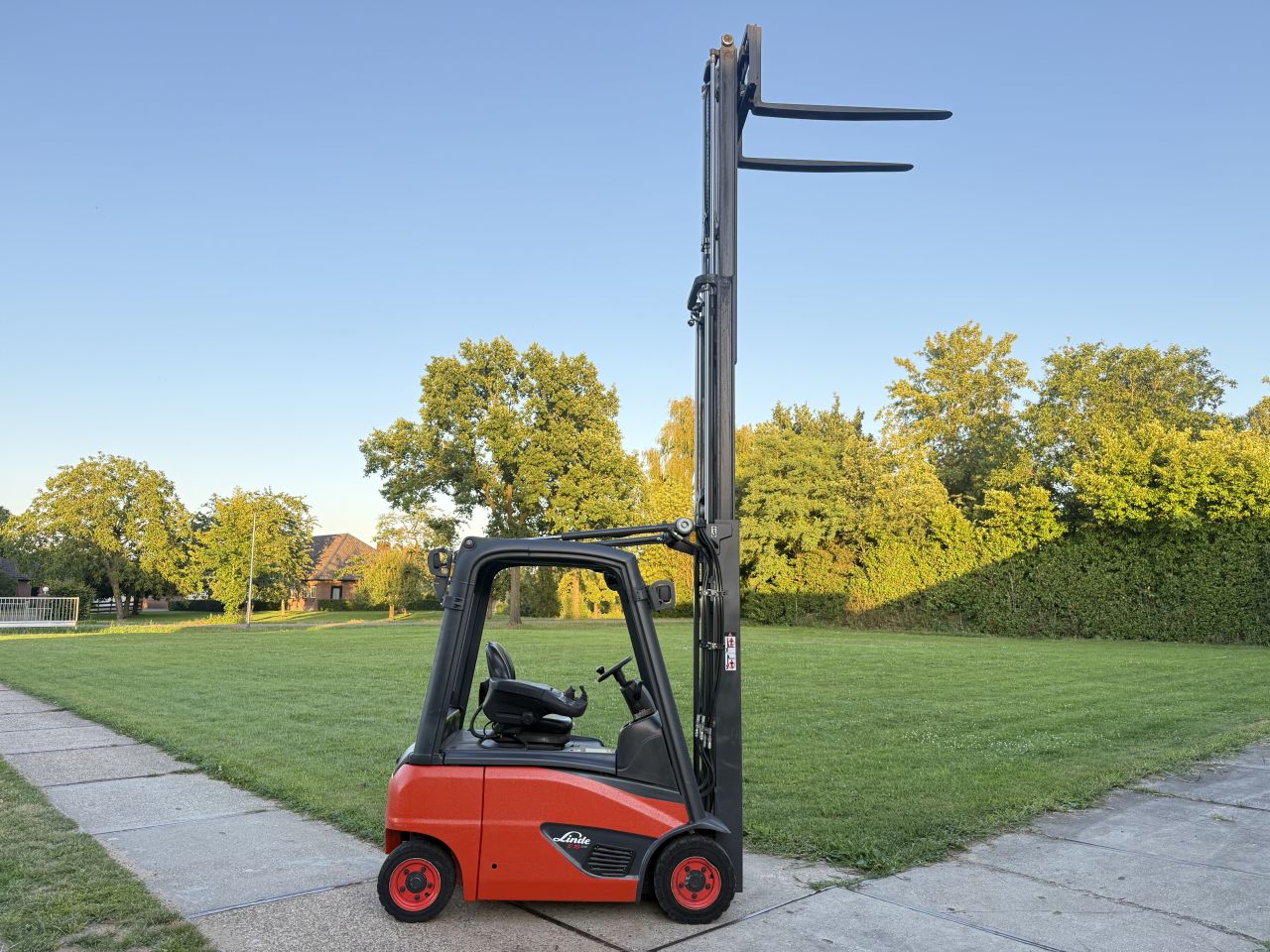 Linde 1600KG elektrisch triplo mast freelift Sideshift BJ2018