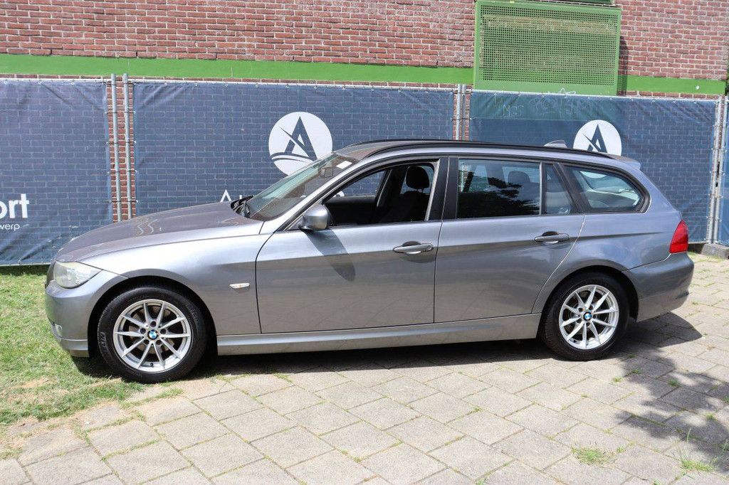 BMW 318i Kombi, Benzin, Baujahr 2010