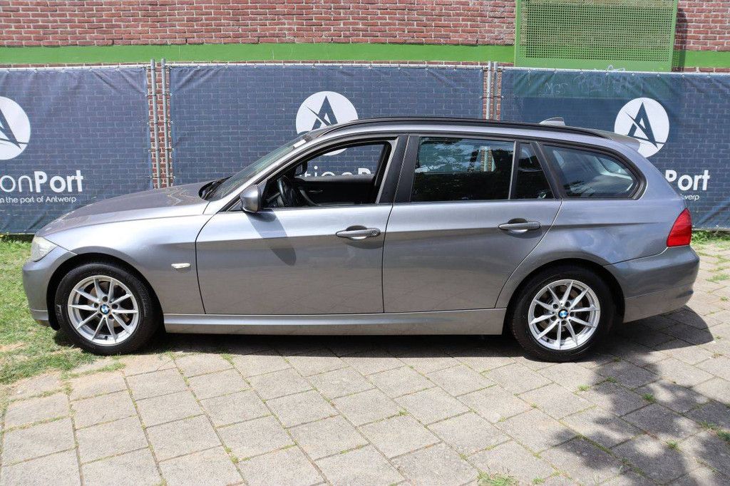 BMW 318i Kombi, Benzin, Baujahr 2010