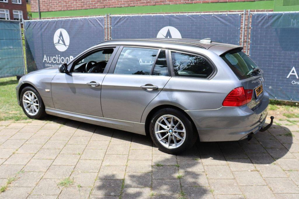 BMW 318i Kombi, Benzin, Baujahr 2010