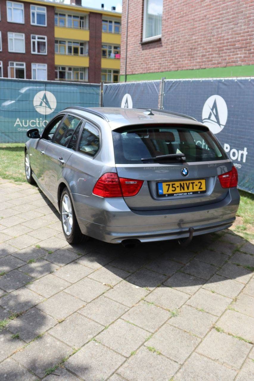 BMW 318i Kombi, Benzin, Baujahr 2010