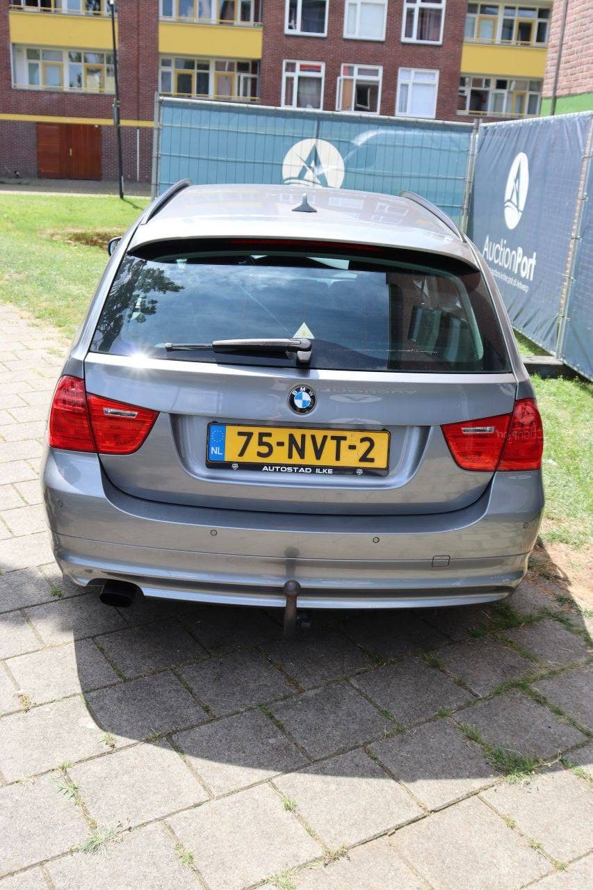 BMW 318i Kombi, Benzin, Baujahr 2010