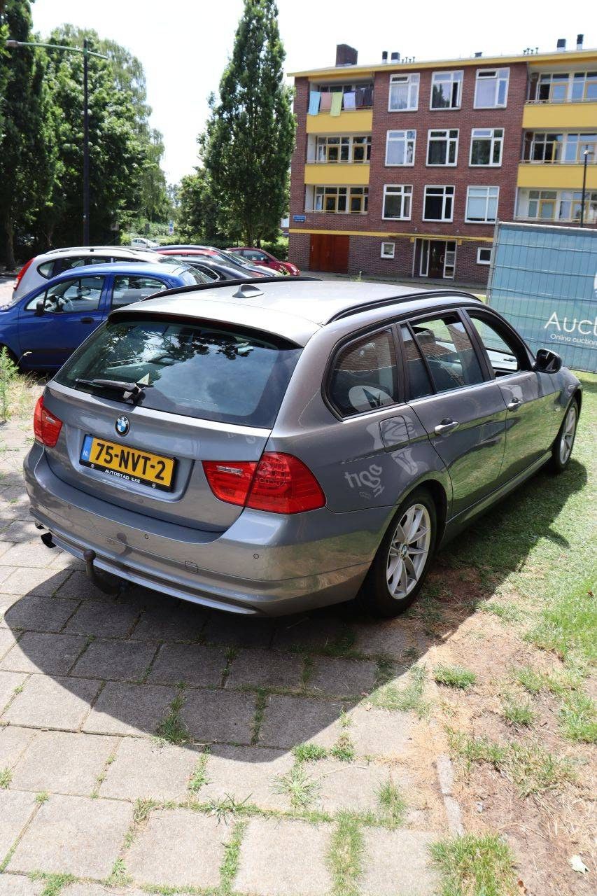 BMW 318i Kombi, Benzin, Baujahr 2010