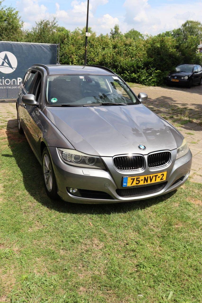 BMW 318i Kombi, Benzin, Baujahr 2010