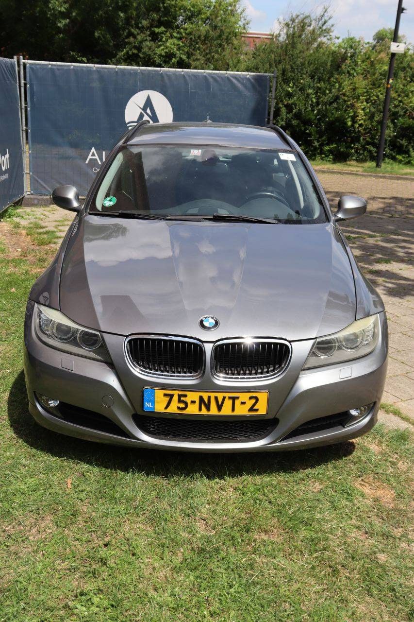 BMW 318i Kombi, Benzin, Baujahr 2010