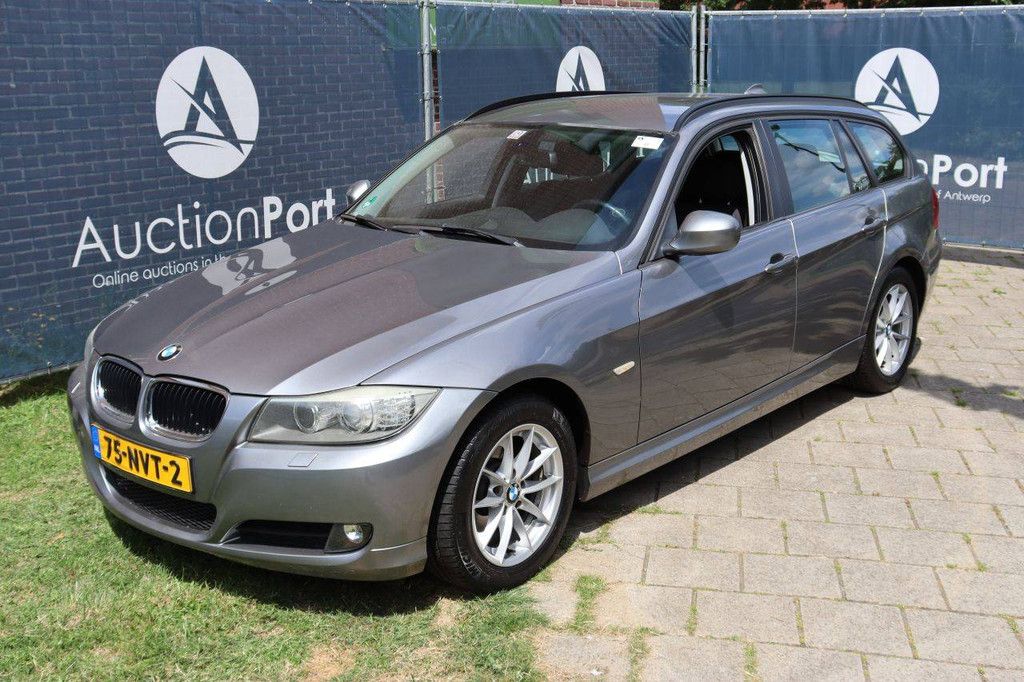 BMW 318i Kombi, Benzin, Baujahr 2010