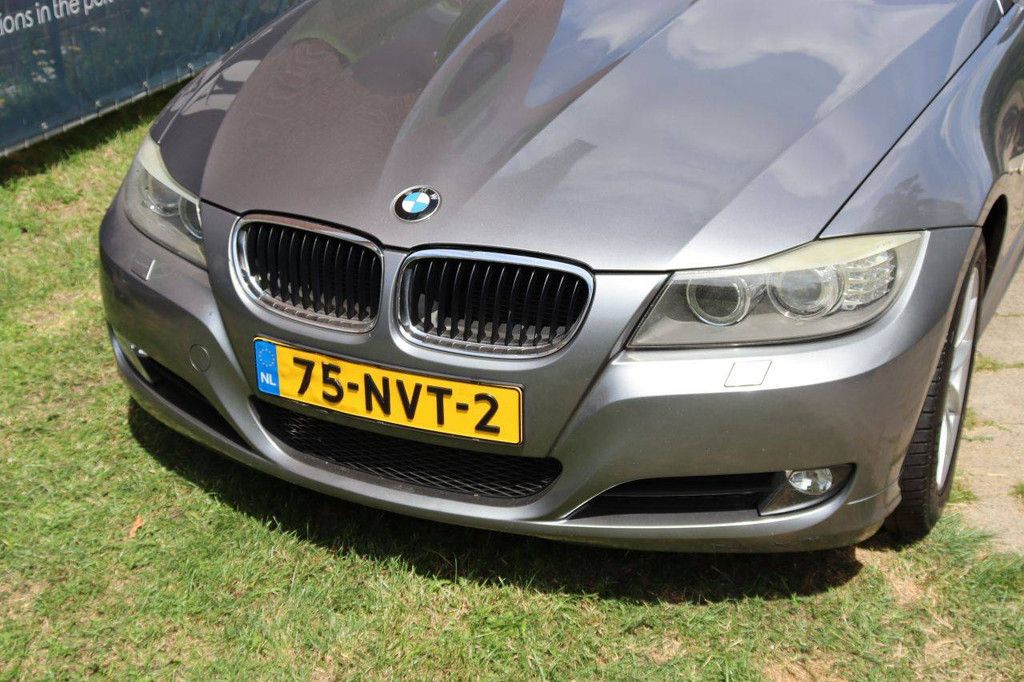 BMW 318i Kombi, Benzin, Baujahr 2010