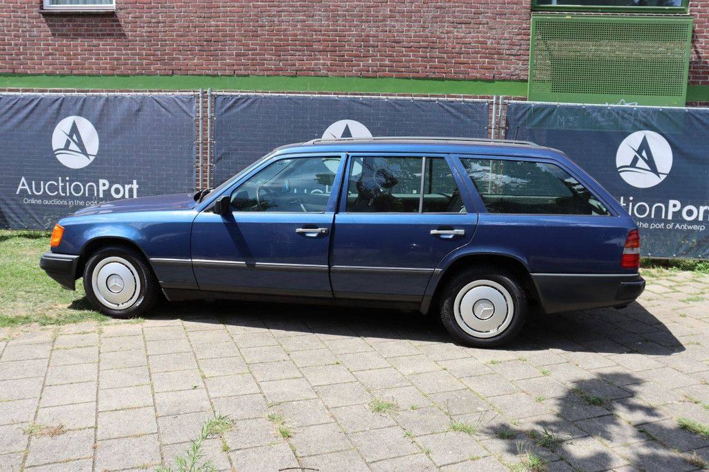 Mercedes-Benz 300 Diesel Station Wagon 113 hp 1988